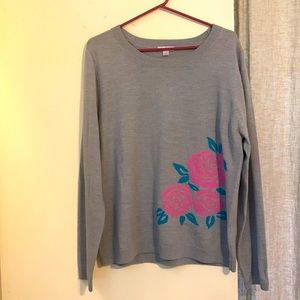 XL light gray sweater with pretty rose design.